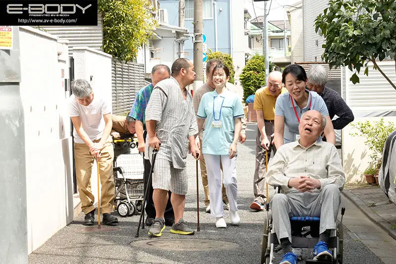 優しくて断れない人妻介護士は 真っ白な女体を高齢者に貪られ… 濃厚こってり計16P乱交 柏木ふみか｜ebwh00267