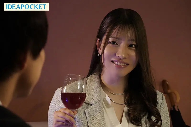 出張先で高嶺の花の女社長と相部屋に… 圧倒的美巨乳にフル勃起した童貞の僕を受け入れてくれた優しさに甘えて朝まで暴走むしゃぶりつき性交 ひなの花音｜ipzz00734